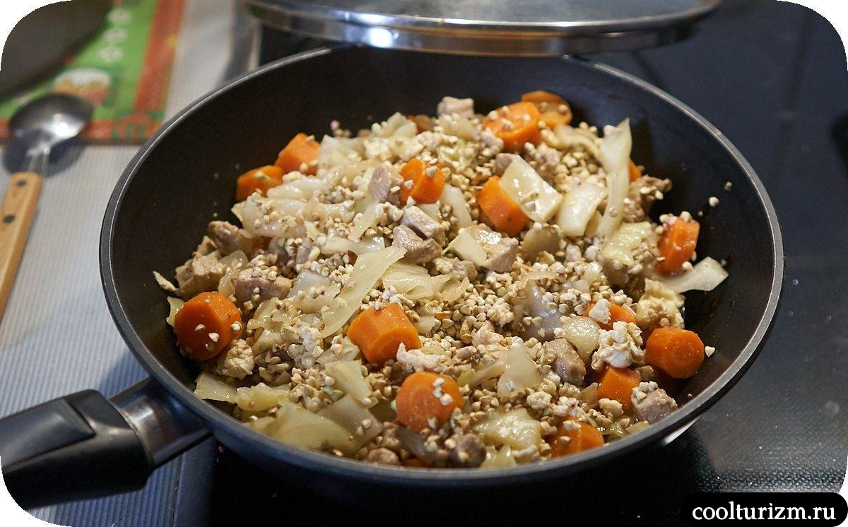 Гречка зелёная с овощами и мясом на сковороде