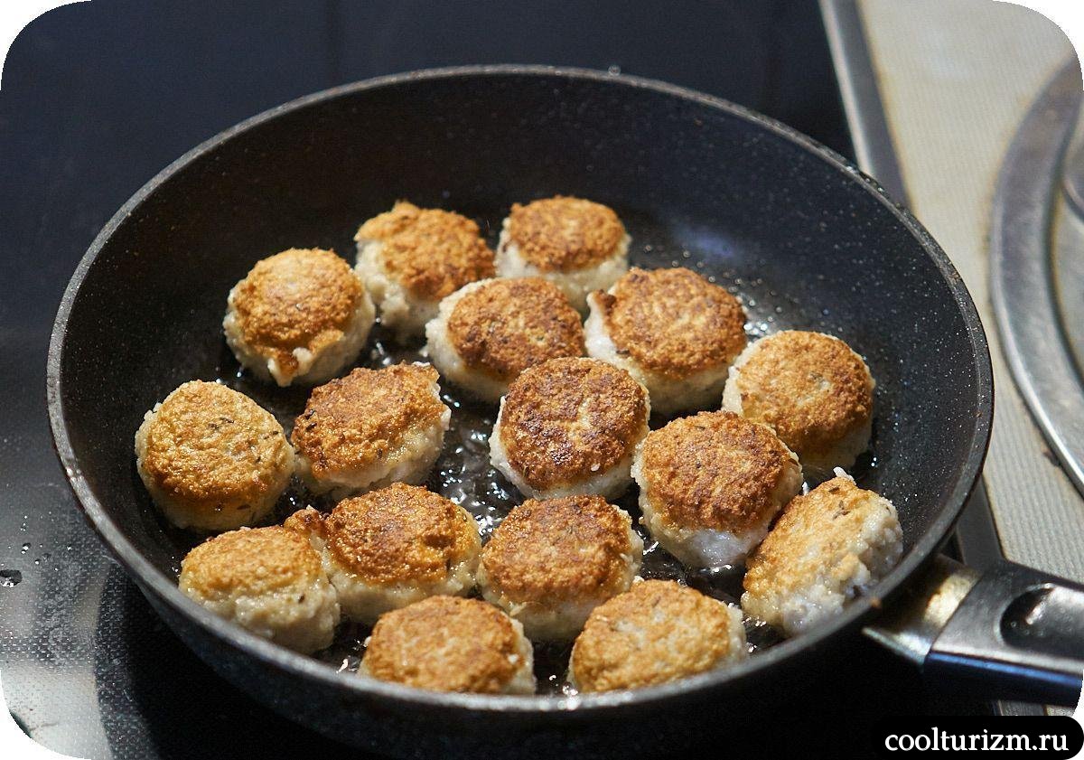 Фрикадельки из минтая с рисом и сливочным соусом как готовить