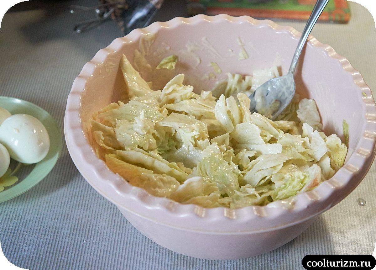 Салат с копченой селедкой и яйцами как готовить