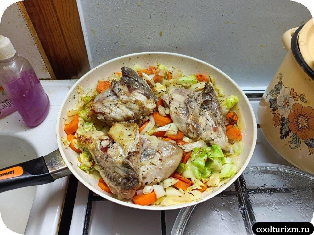 Куриные бёдра с кабачками на сковороде