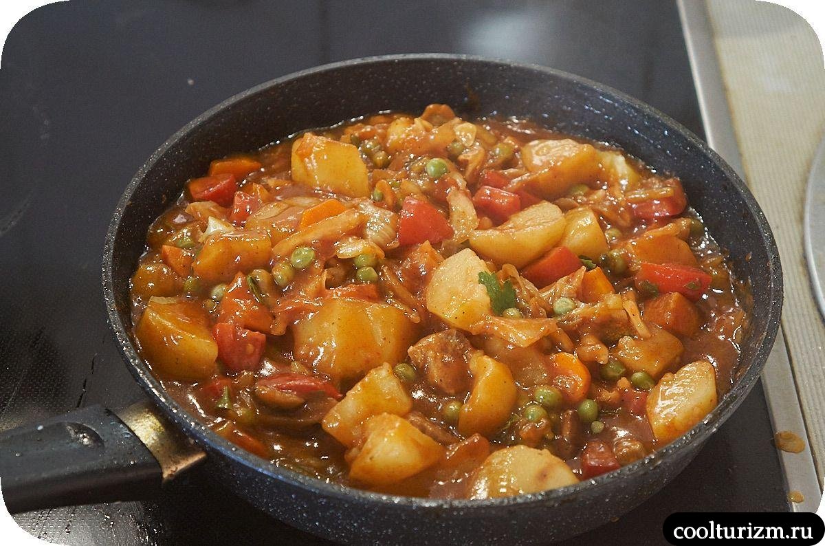 Острый картофель с мясом и зелёным горошком в томате на сковороде