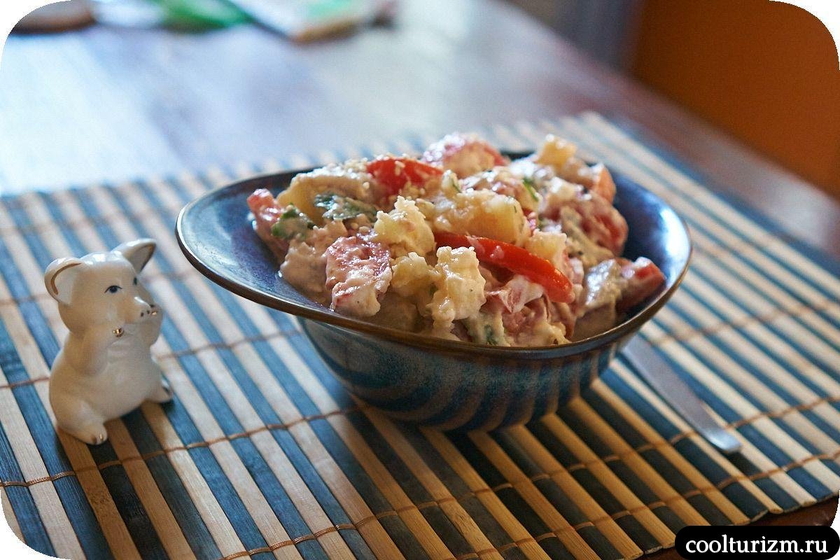 Картофельный салат с солёной селедкой и помидорами