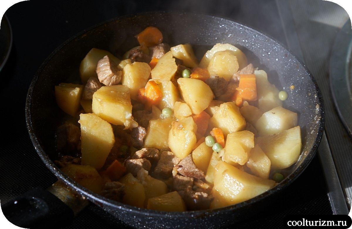 Острый картофель с мясом и зелёным горошком