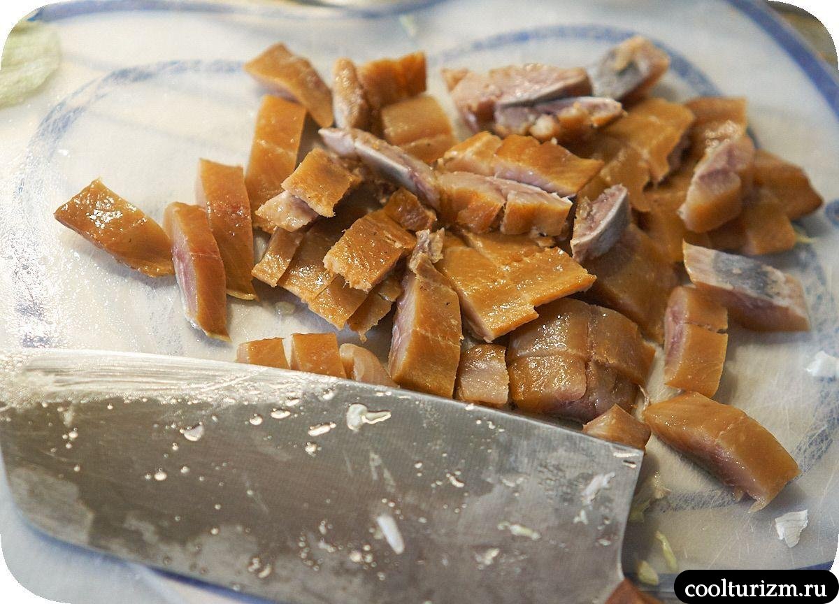 Салат с копченой селедкой