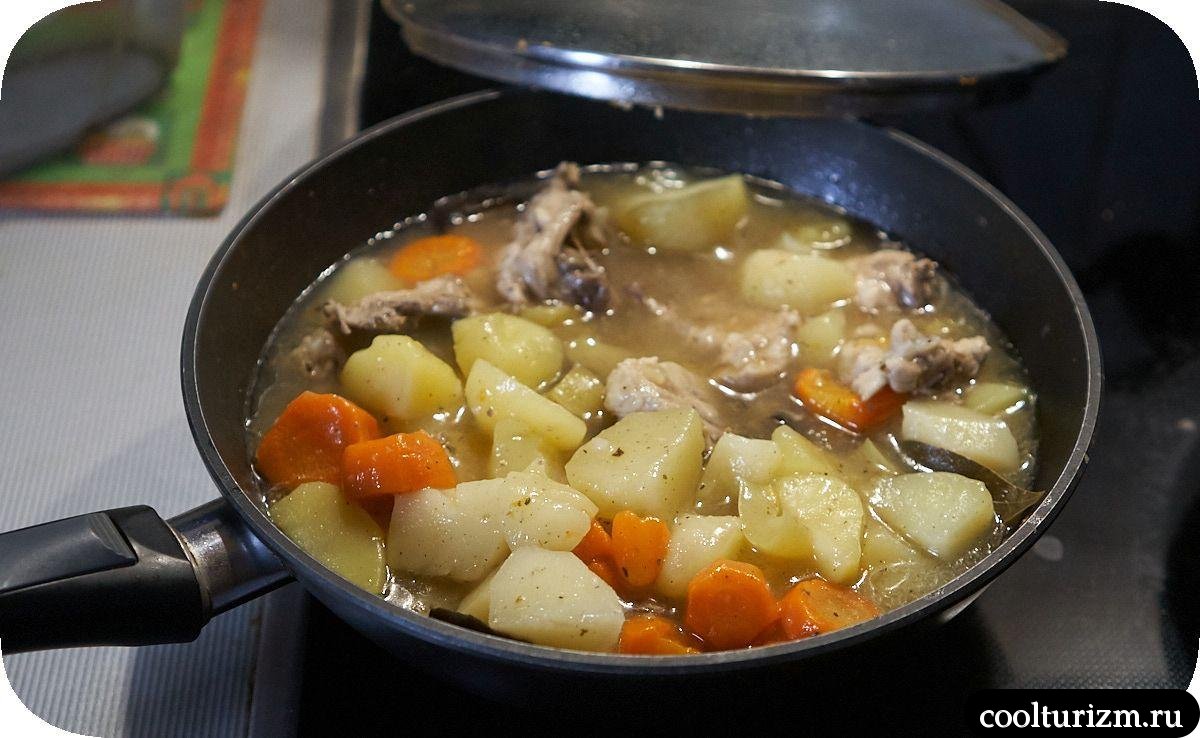 Курица с картофелем, грушей и морковью на сковороде