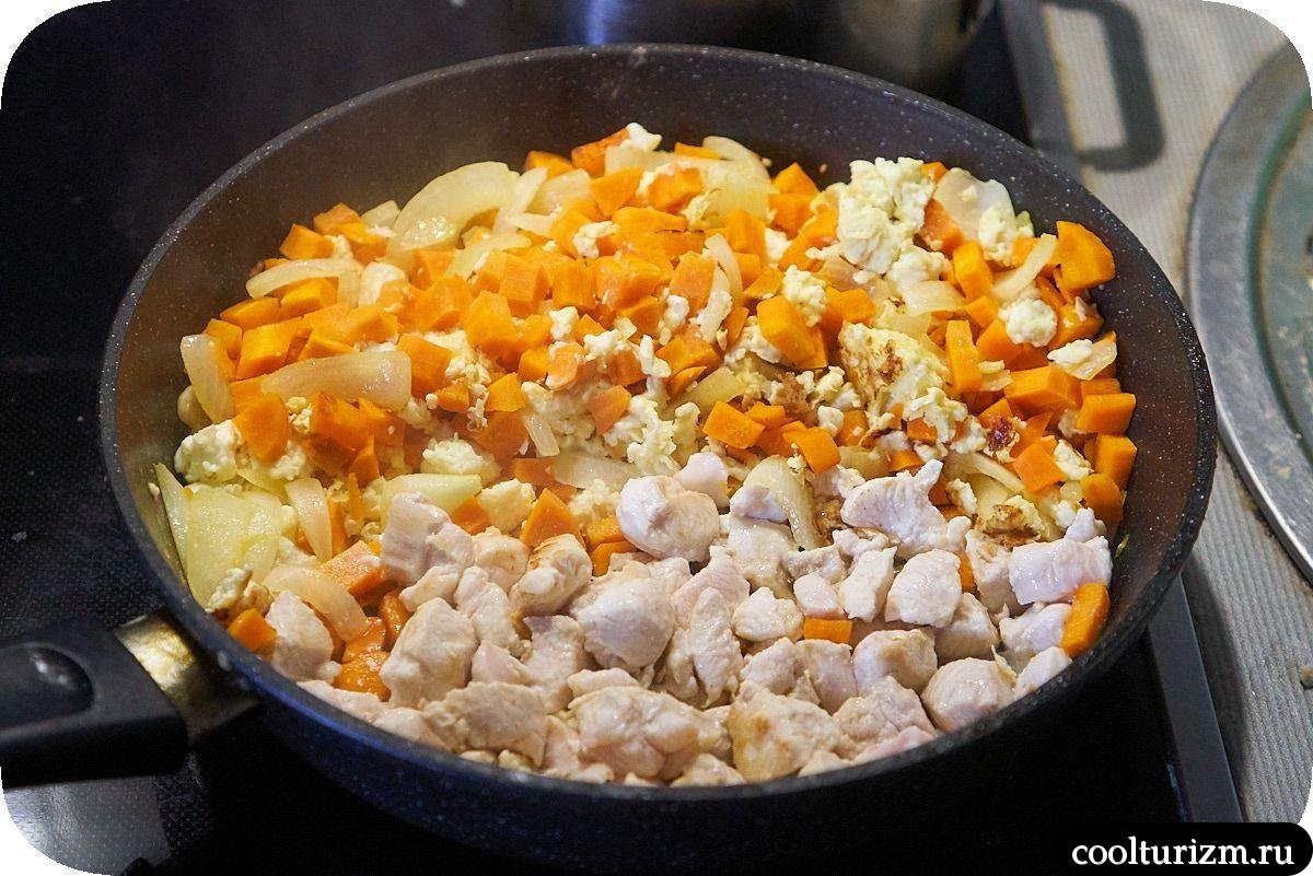 Куриная грудка с зелёной гречкой и овощами на сковороде