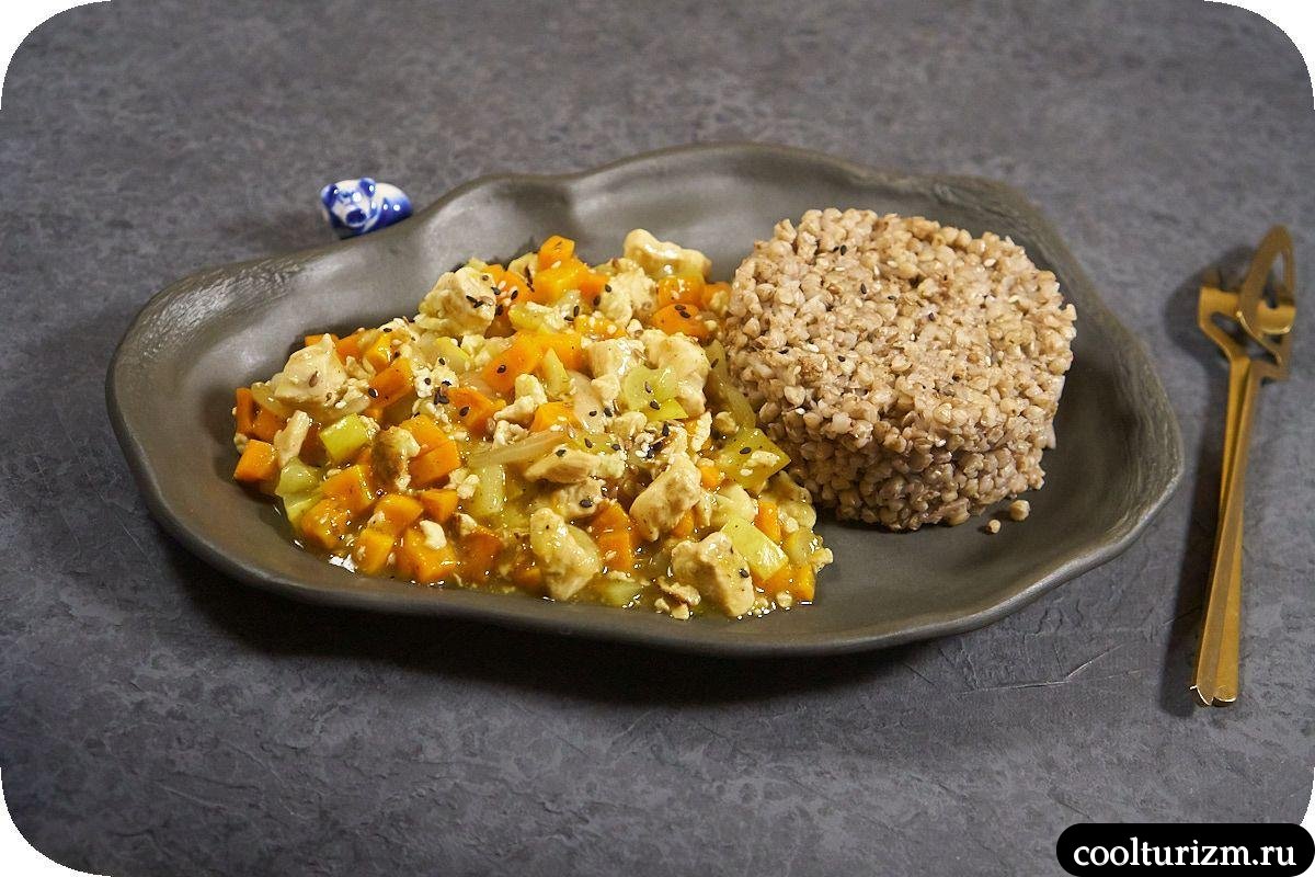 Куриная грудка с зелёной гречкой и овощами