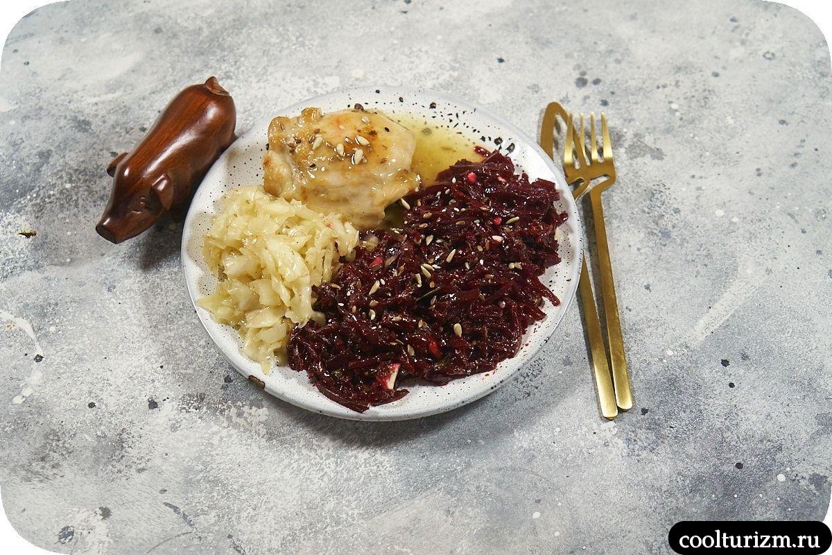 Куриные бёдра в чесночном соусе с вареной свеклой рецепт