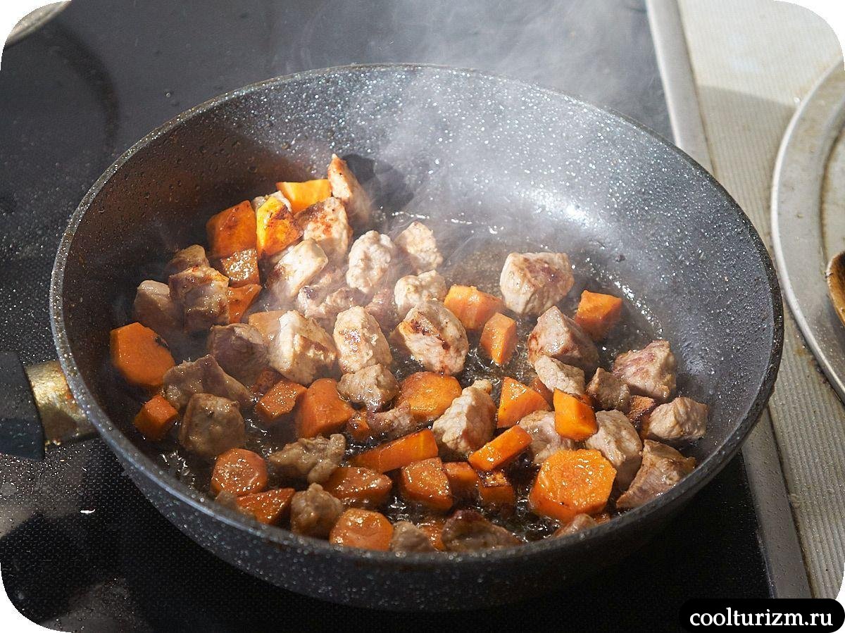 Острый картофель с мясом и зелёным горошком в томате как готовить