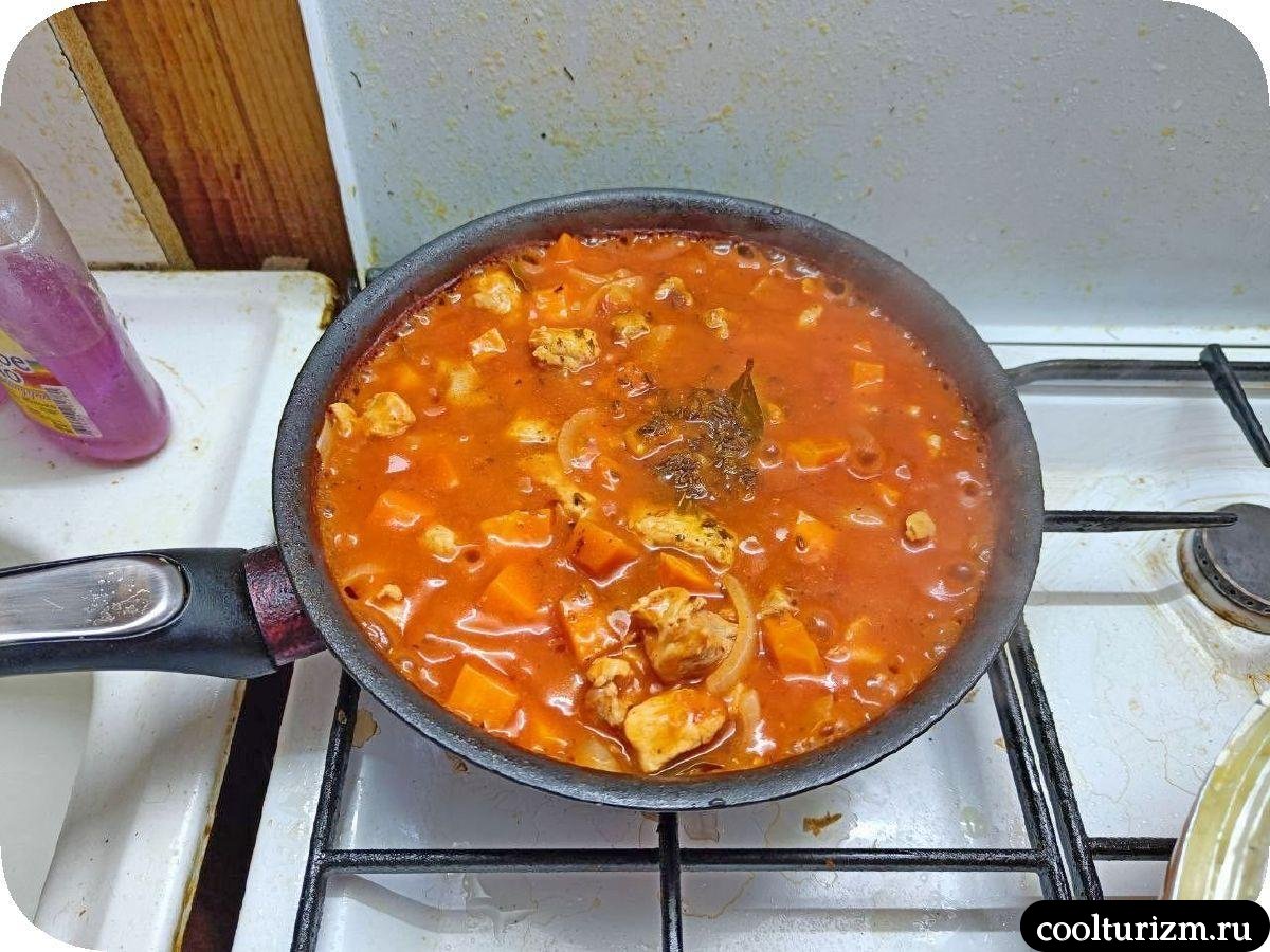Мясо тушенное в томатном соусе с тыквой
