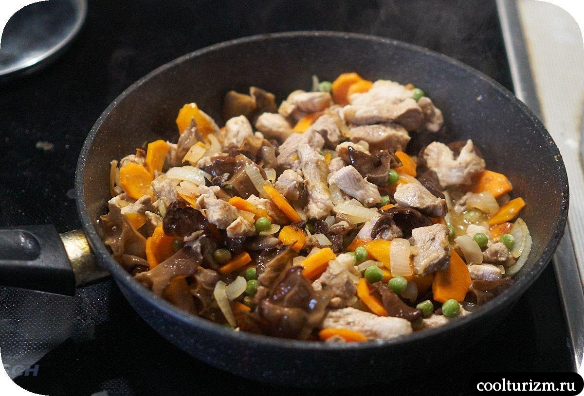 Ттокпокки с мясом и зелёным горошком острые