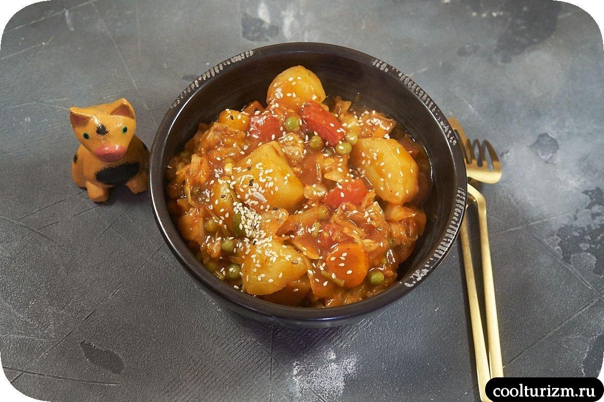 Острый картофель с мясом и зелёным горошком в томате рецепт