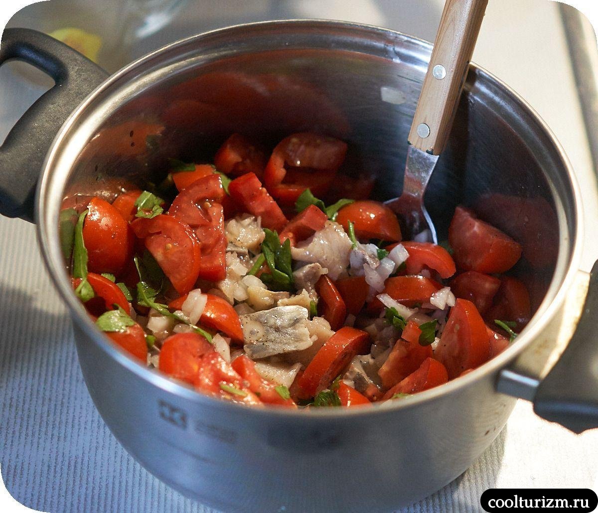 Картофельный салат с солёной селедкой и помидорами как готовить
