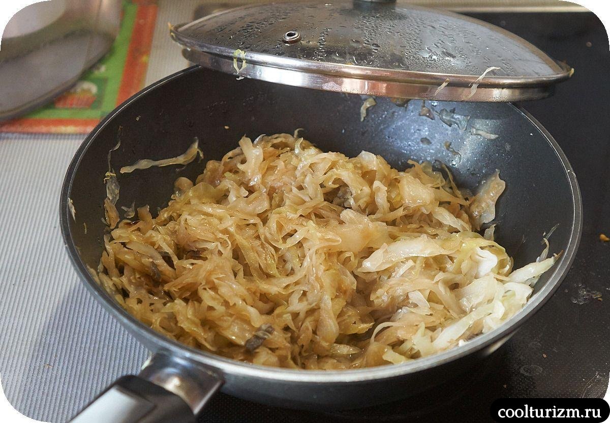 Щеки трески с капустой и морковью на сковороде