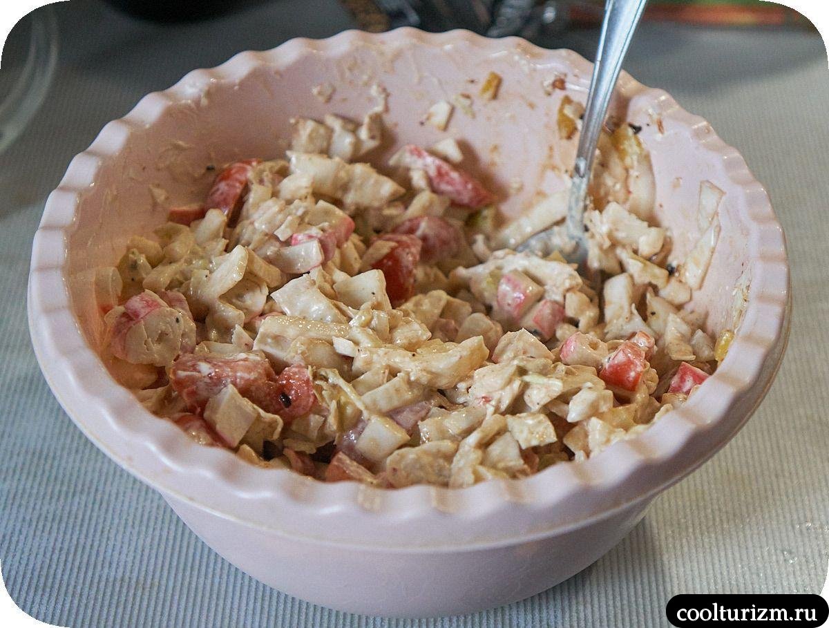 Помидорный салат с крабовыми палочками и кимчи как готовить