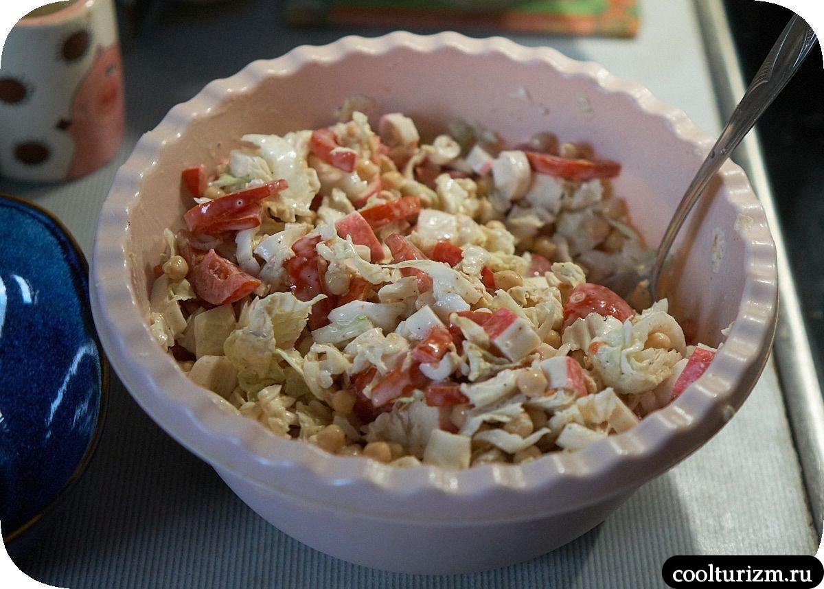 Помидорный салат с крабовыми палочками вкусно