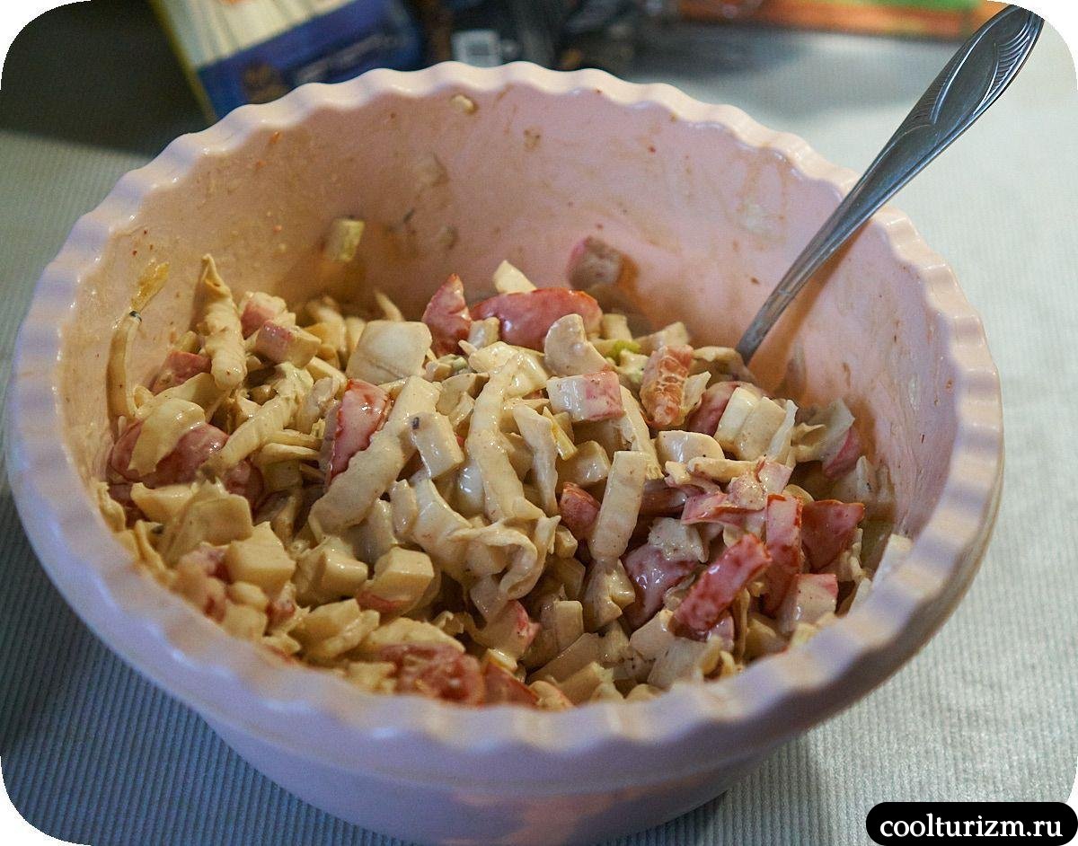 Помидорный салат с крабовыми палочками и кимчи рецепт