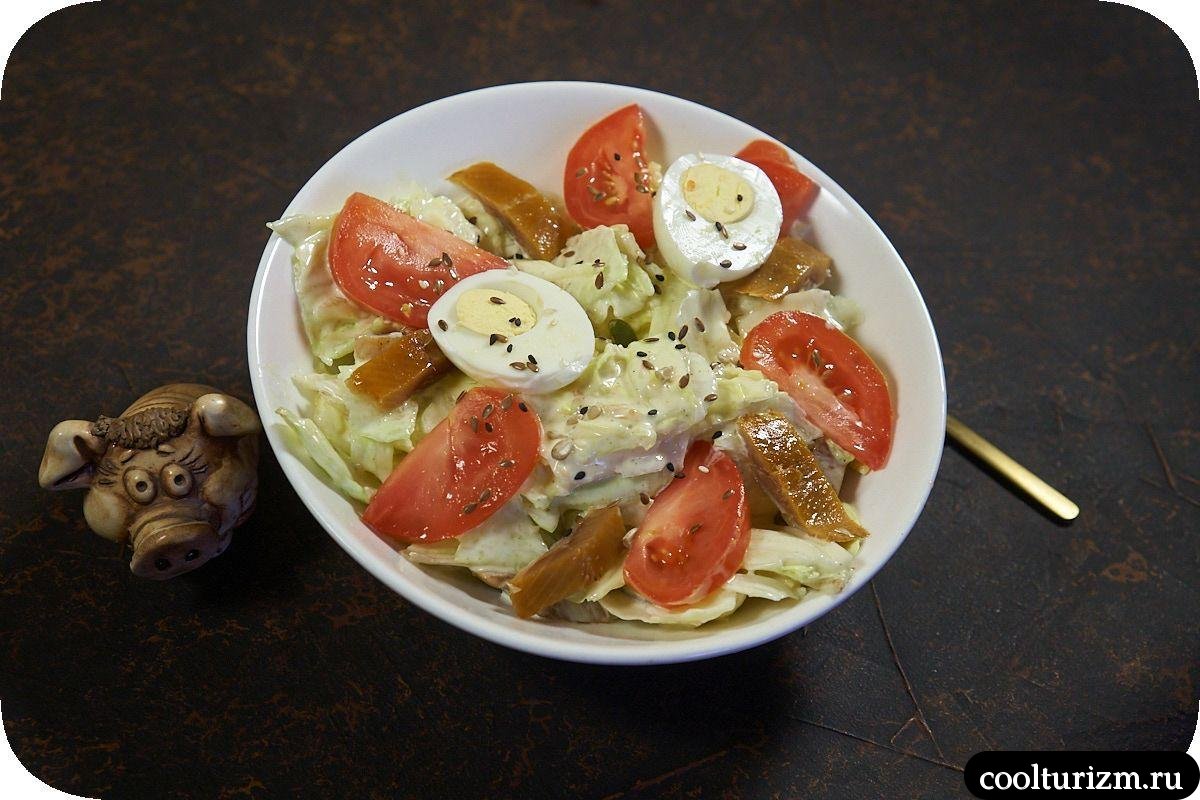 Салат с копченой селедкой и яйцами