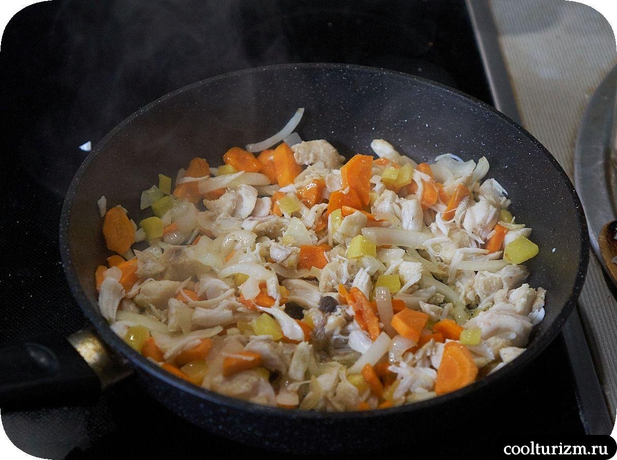 Лапша удон со щечками трески и кимчи нна сковороде