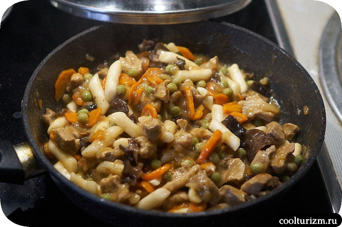 Ттокпокки с мясом и зелёным горошком корейские