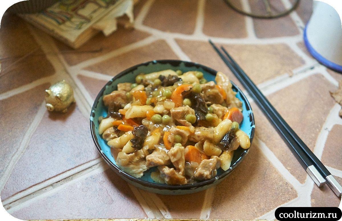 Ттокпокки с мясом и зелёным горошком рецепт