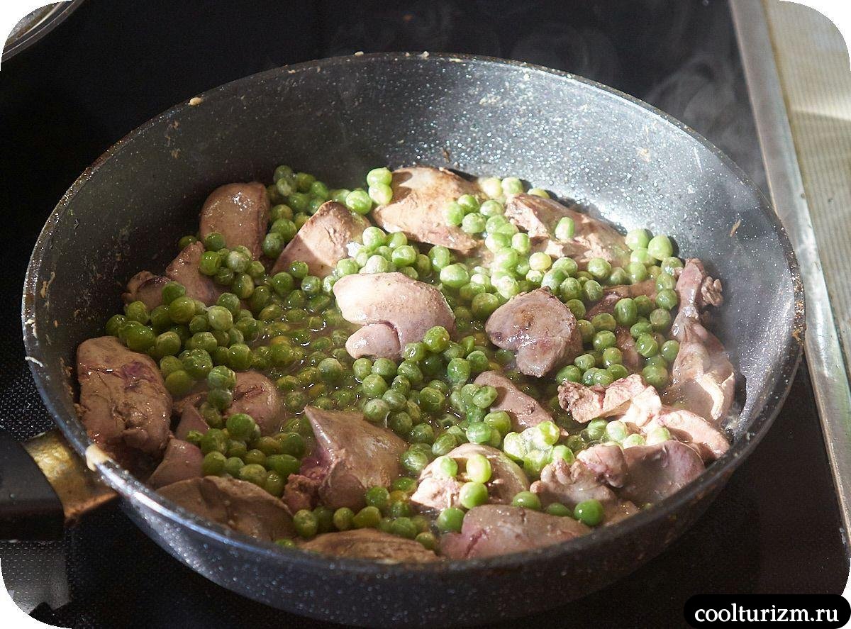 Куриная печень с зелёным горошком в томатном соусе как готовить