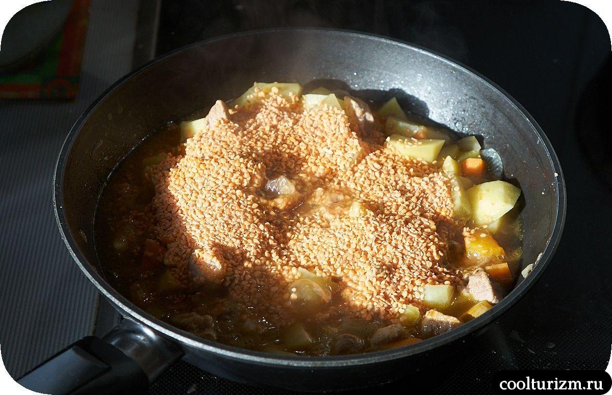 Картофель с мясом и красной чечевицей