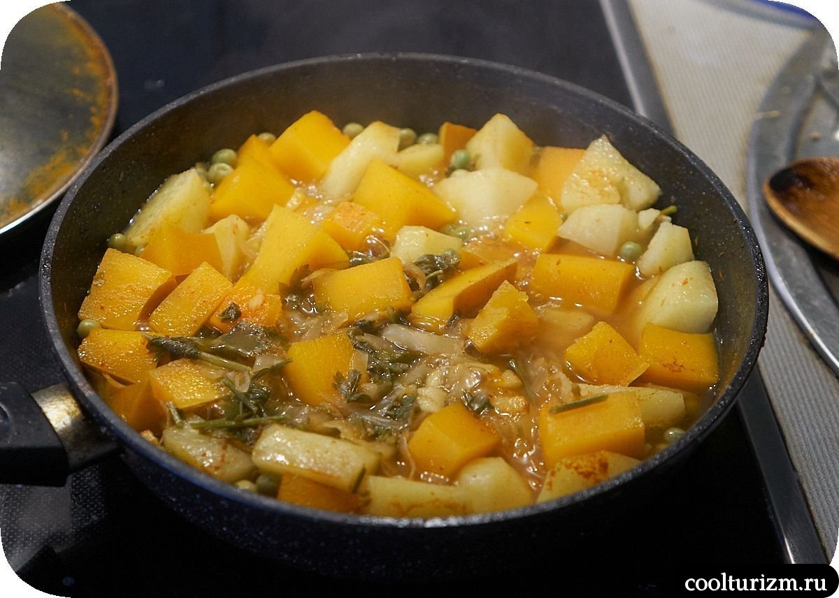 Картофель с тыквой, яйцами и зелёным горошком как готовить
