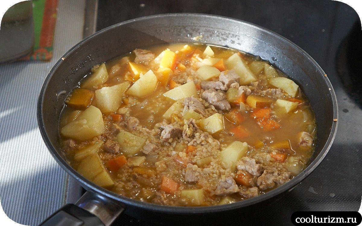 Картофель тушеный с красной чечевицей