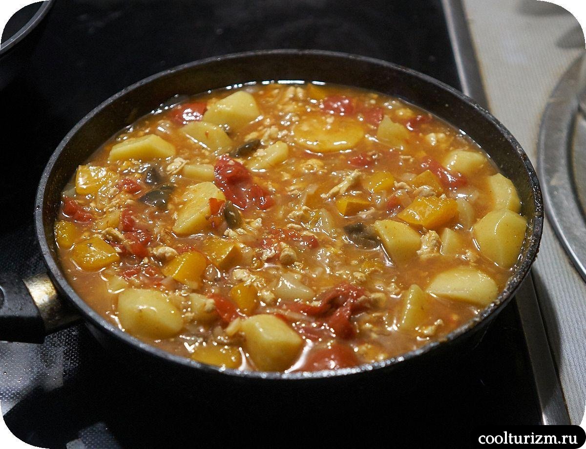 Картофель с яйцами и тыквой в томате