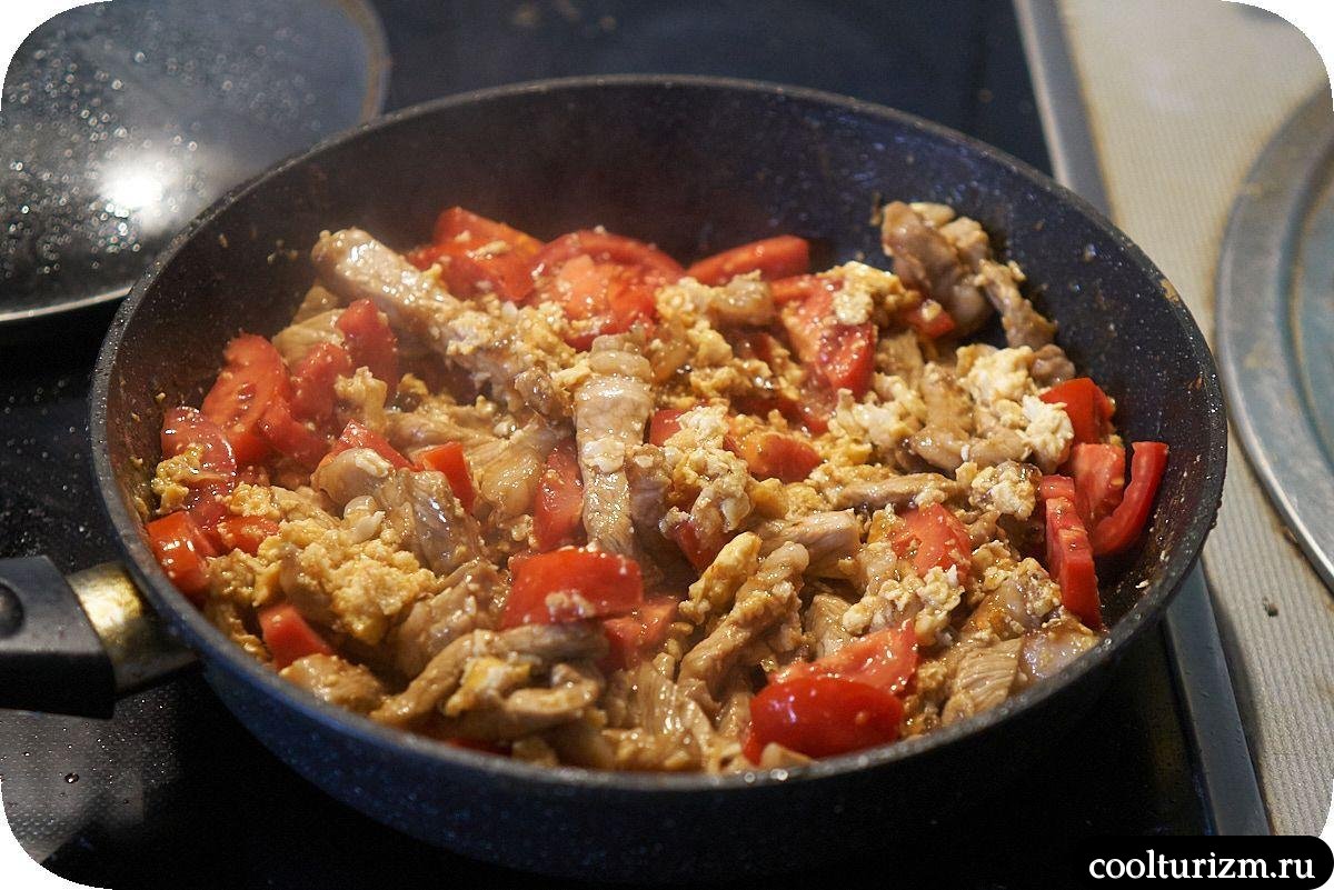 Мясо с помидорами
