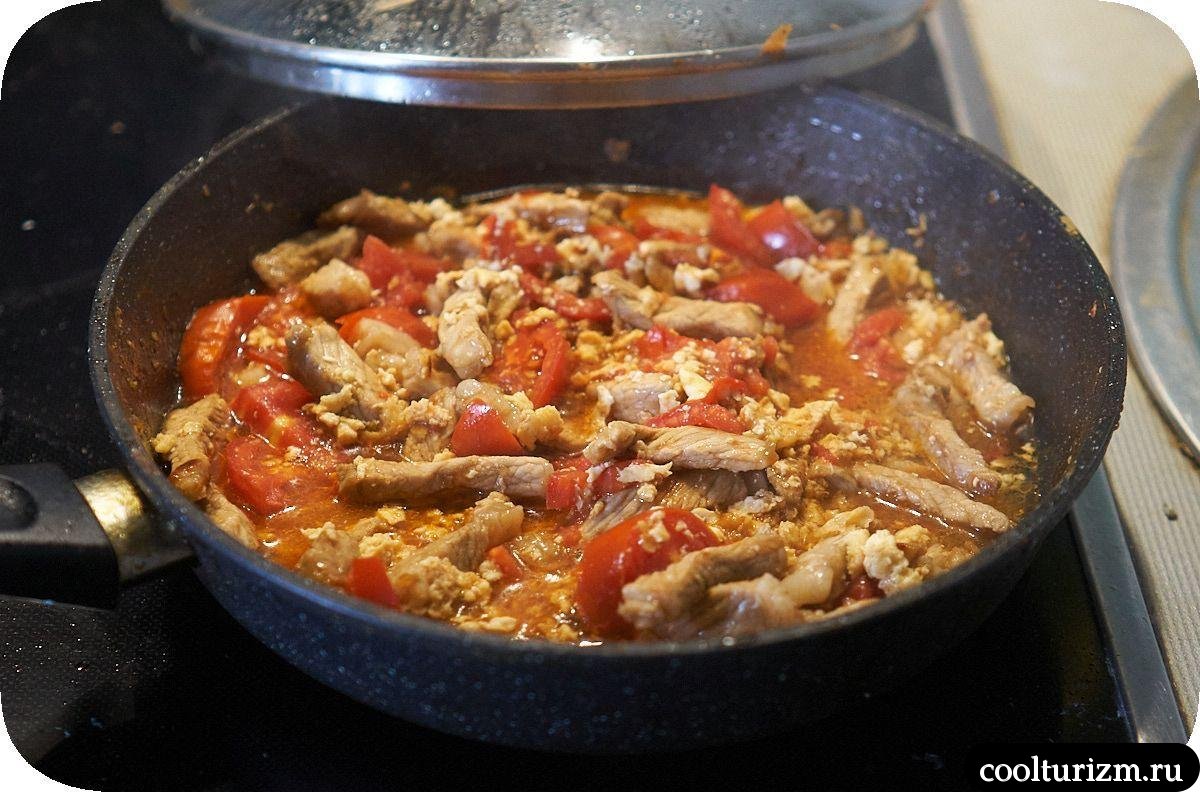 Мясо с помидорами и яйцами на сковороде