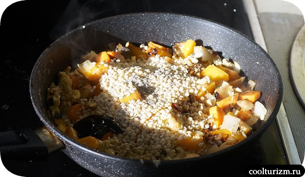 Птитим с тыквой и мясом на сковороде
