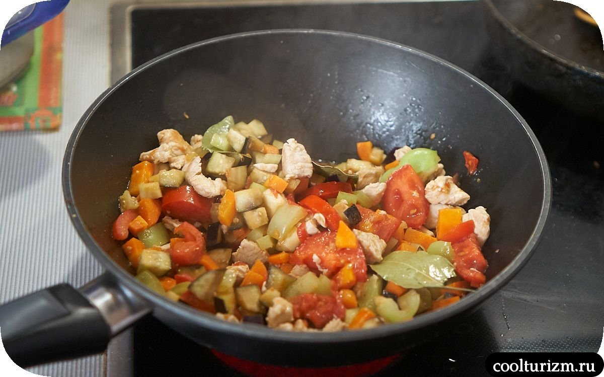 Булгур с индейкой и овощами на сковороде