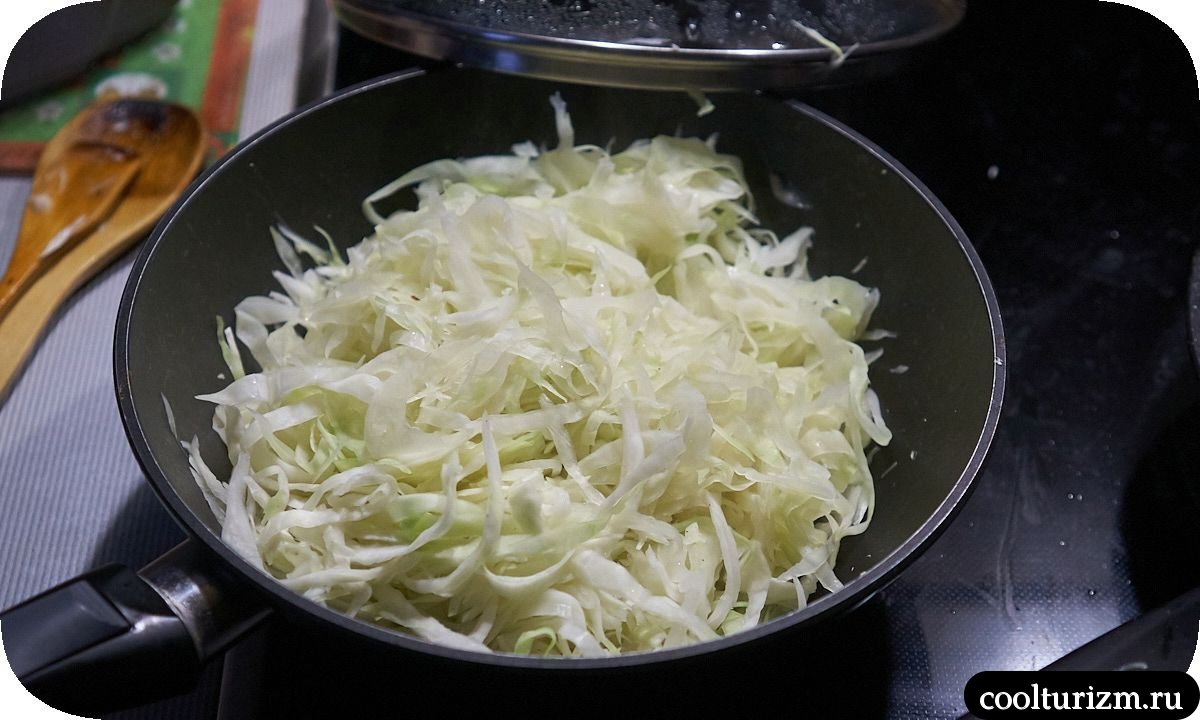 Тушеная капуста с грудкой индейки на сковороде