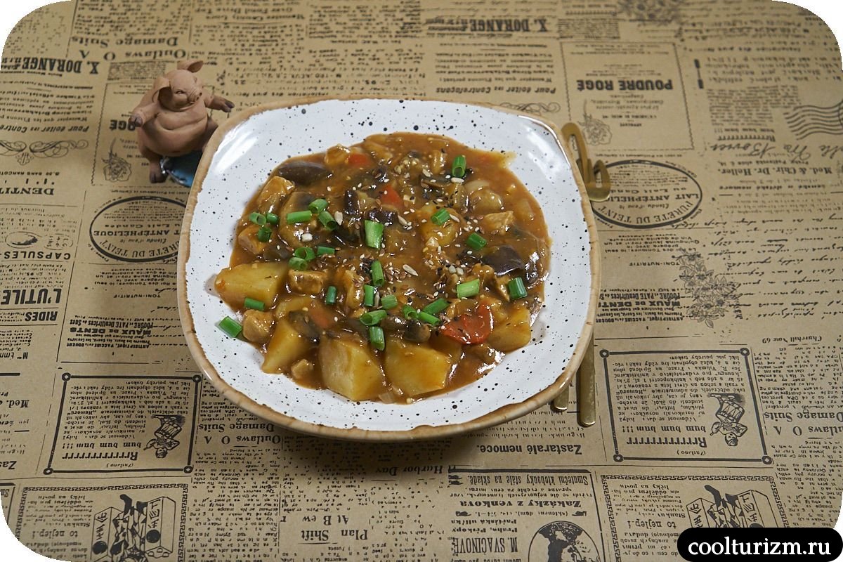 Картофель тушеный с мясом и баклажанами в томате