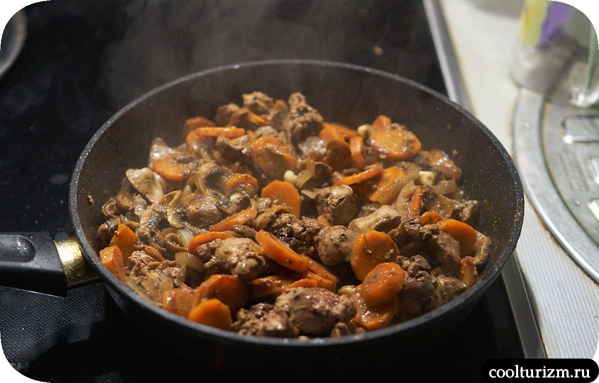 Лепешки с куриной печенью с морковью и шампиньонами