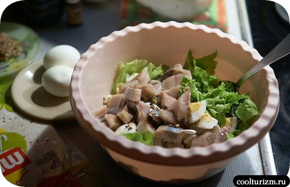 Вкусный салат с листьями салата и соленой селедкой как готовить
