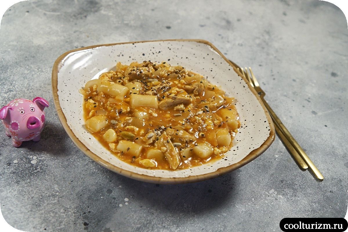 Рисовые палочки ттокпокки с мясом и яйцами