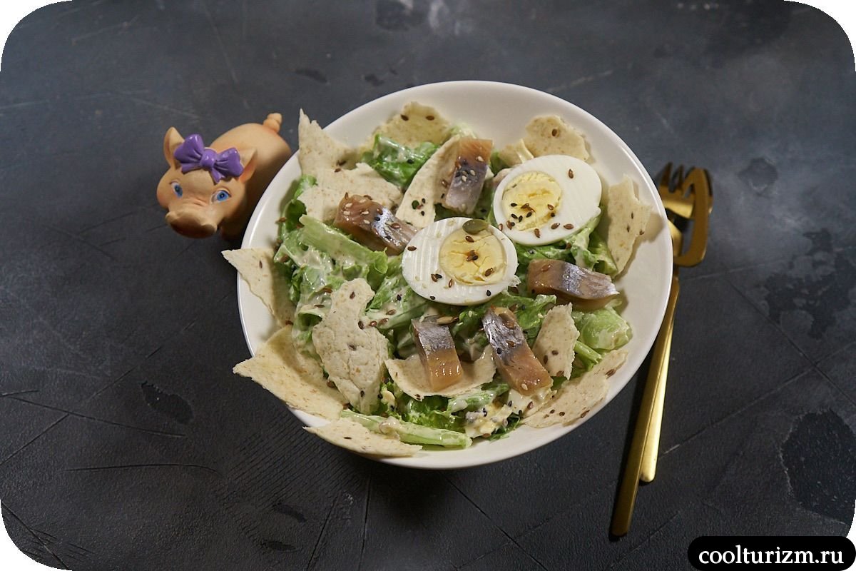 Вкусный салат с листьями салата и соленой селедкой рецепт