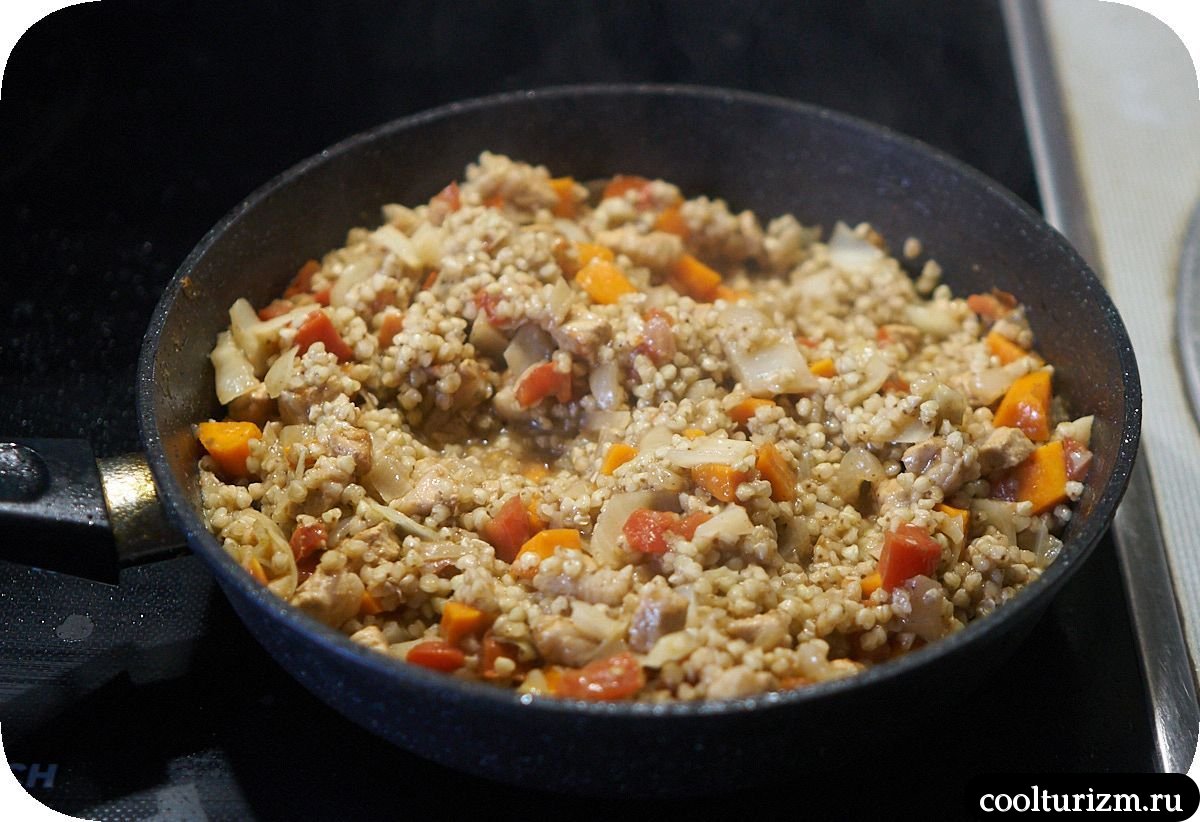 Зелёная гречка блюдо с мясом и помидорами
