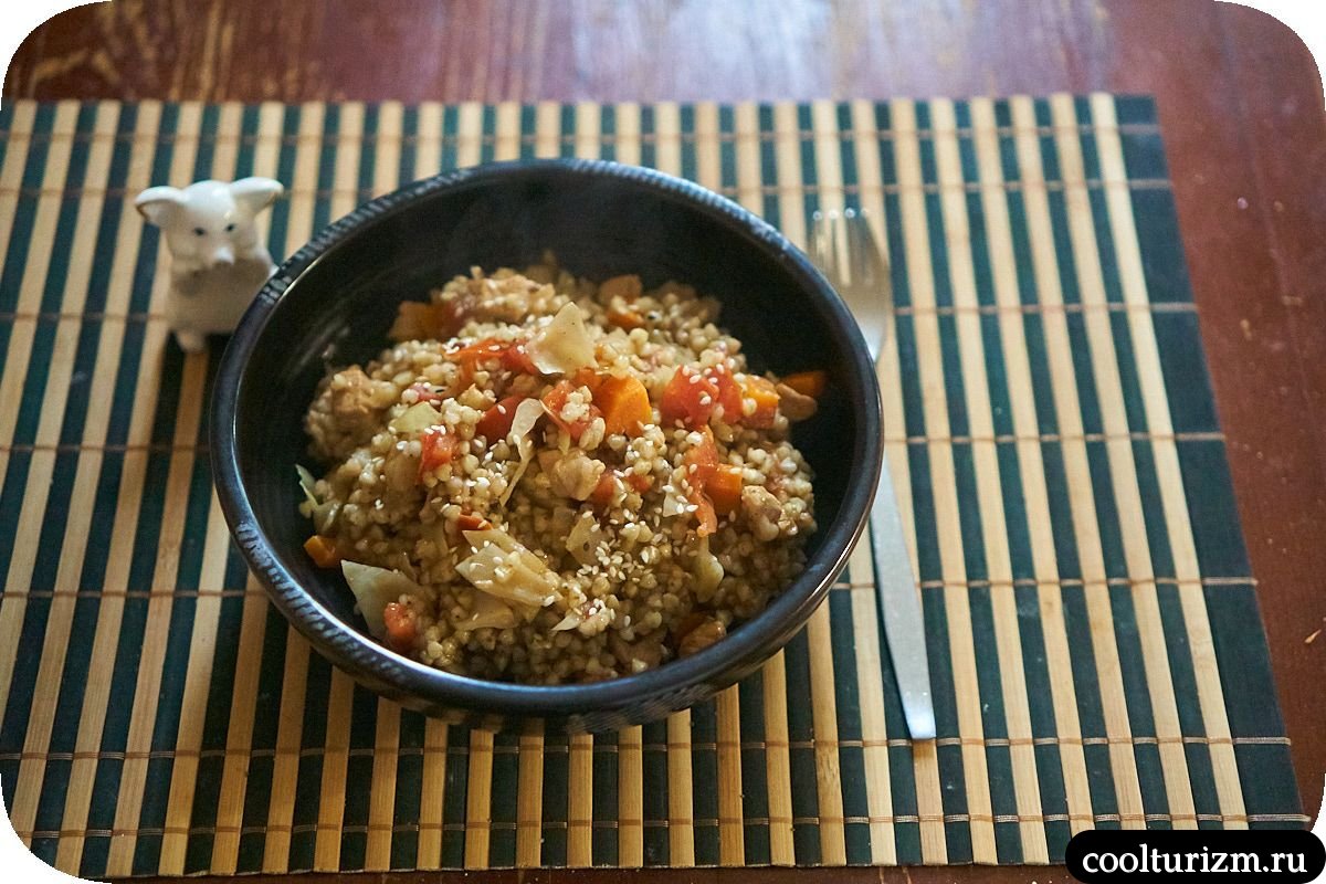 Зелёная гречка с мясом и помидорами