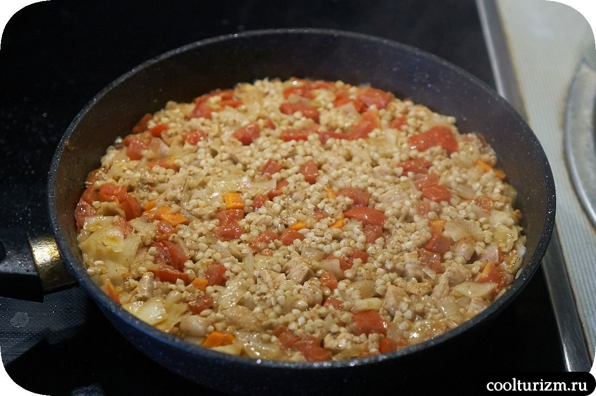 Зелёная гречка с помидорами
