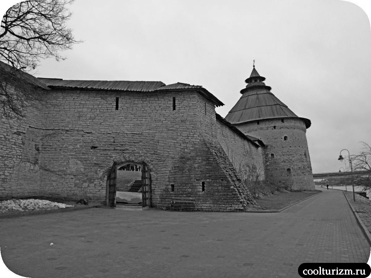 Покровская башня в Пскове фото