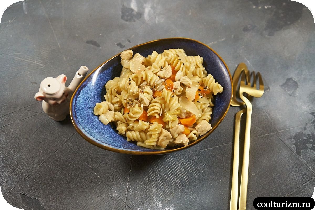Фузилли с мясом и овощами на сковороде