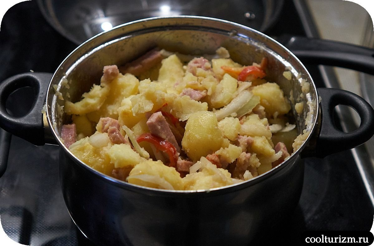 Картофель вареный с ветчиной и яйцами