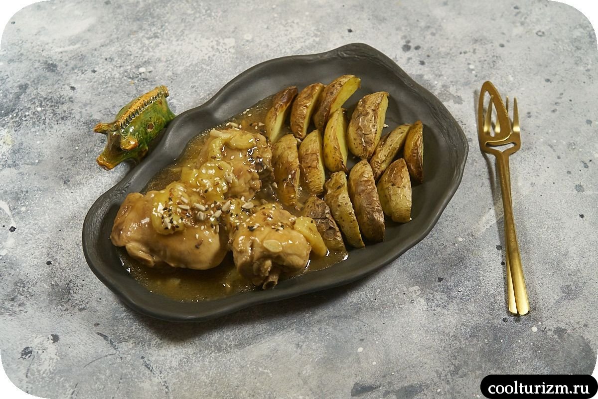 Курица с бананом и деревенским картофелем рецепт