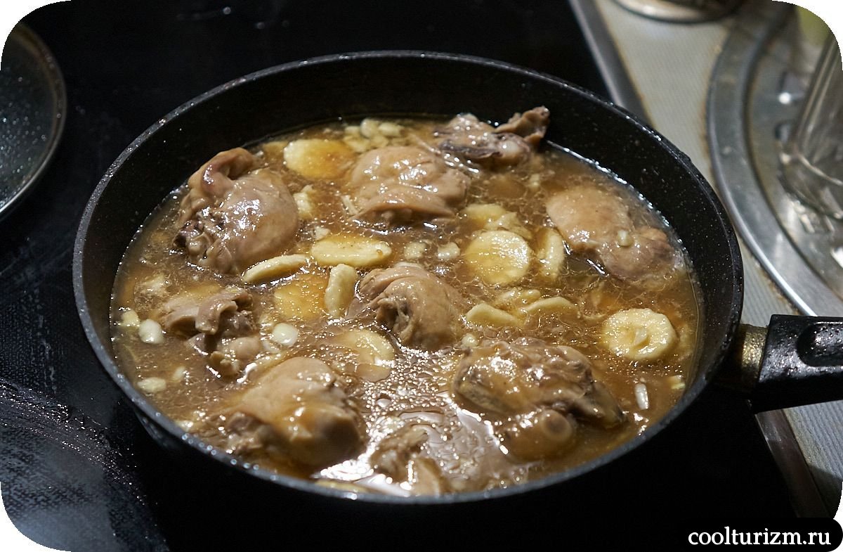 Курица с бананом и деревенским картофелем пошагово