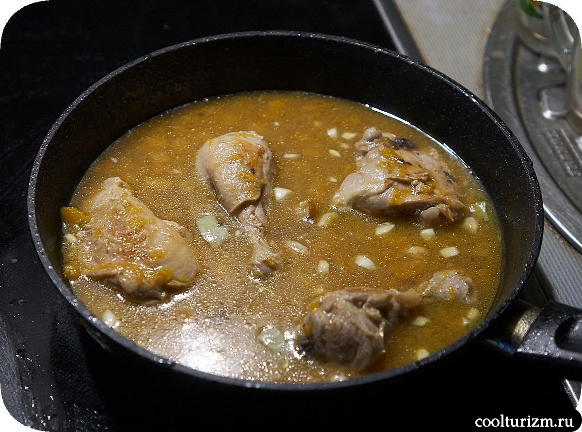 Шпинатные спагетти с курицей и тыквой на сковороде