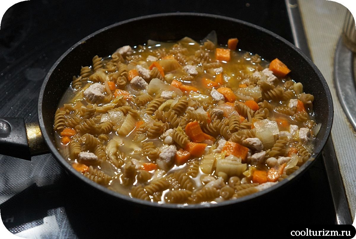 Фузилли с мясом и овощами на сковороде пошагово